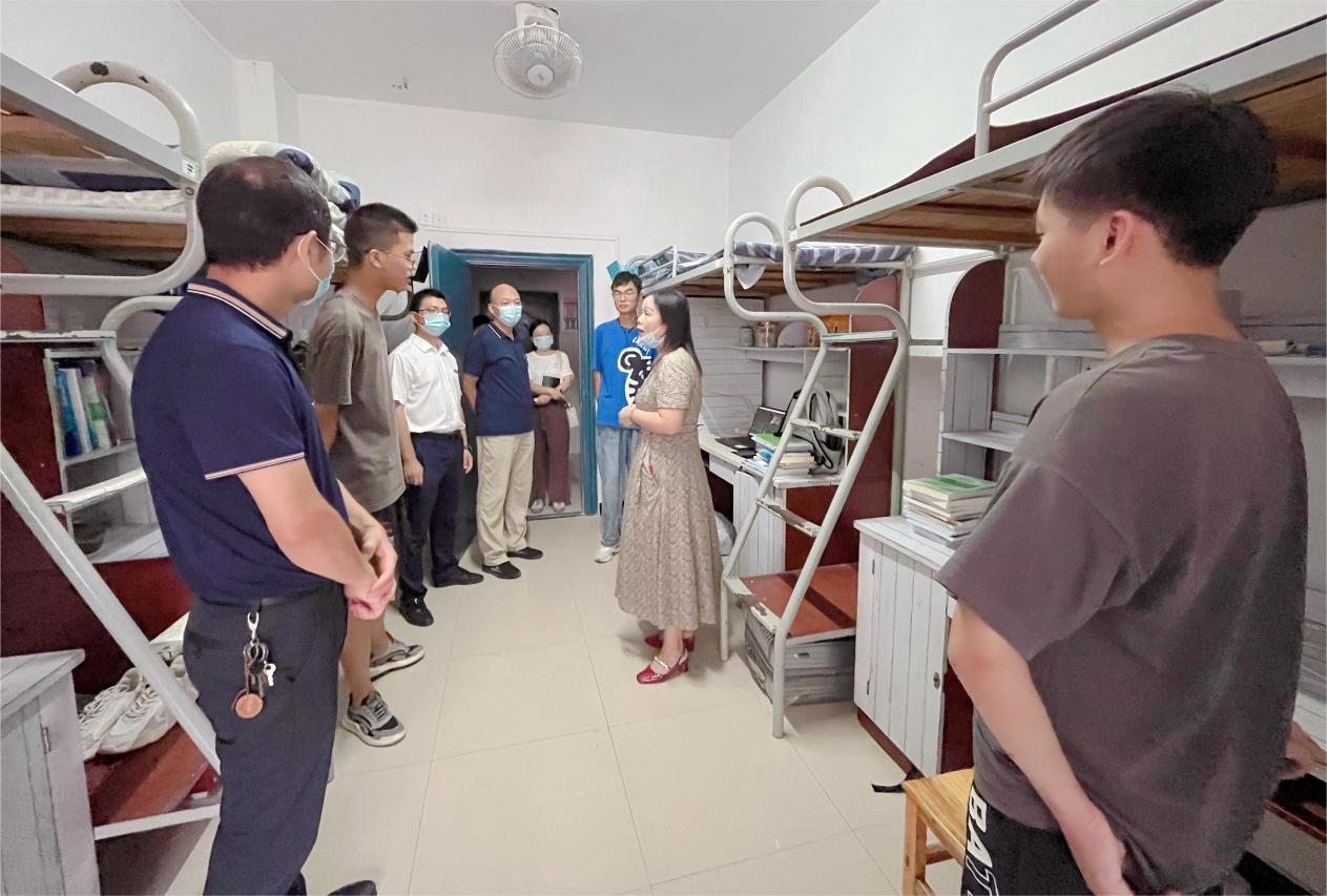 Dormitory Visit by Medical Information Engineering Leaders at Gannan Medical University