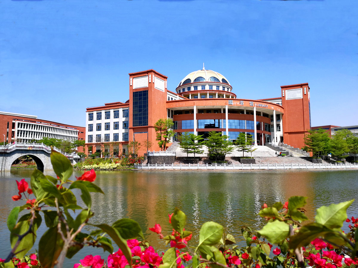 Qingshui Lake and landscaped grounds at Guangzhou Medical University