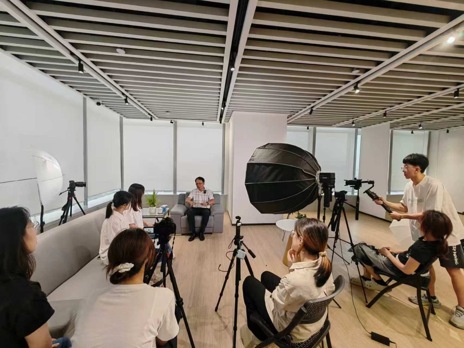 Guangzhou Medical University students recording an oral-history interview activity
