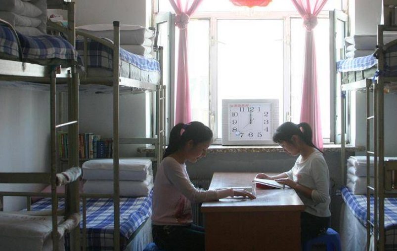 Dormitory Study Session at Jiamusi University