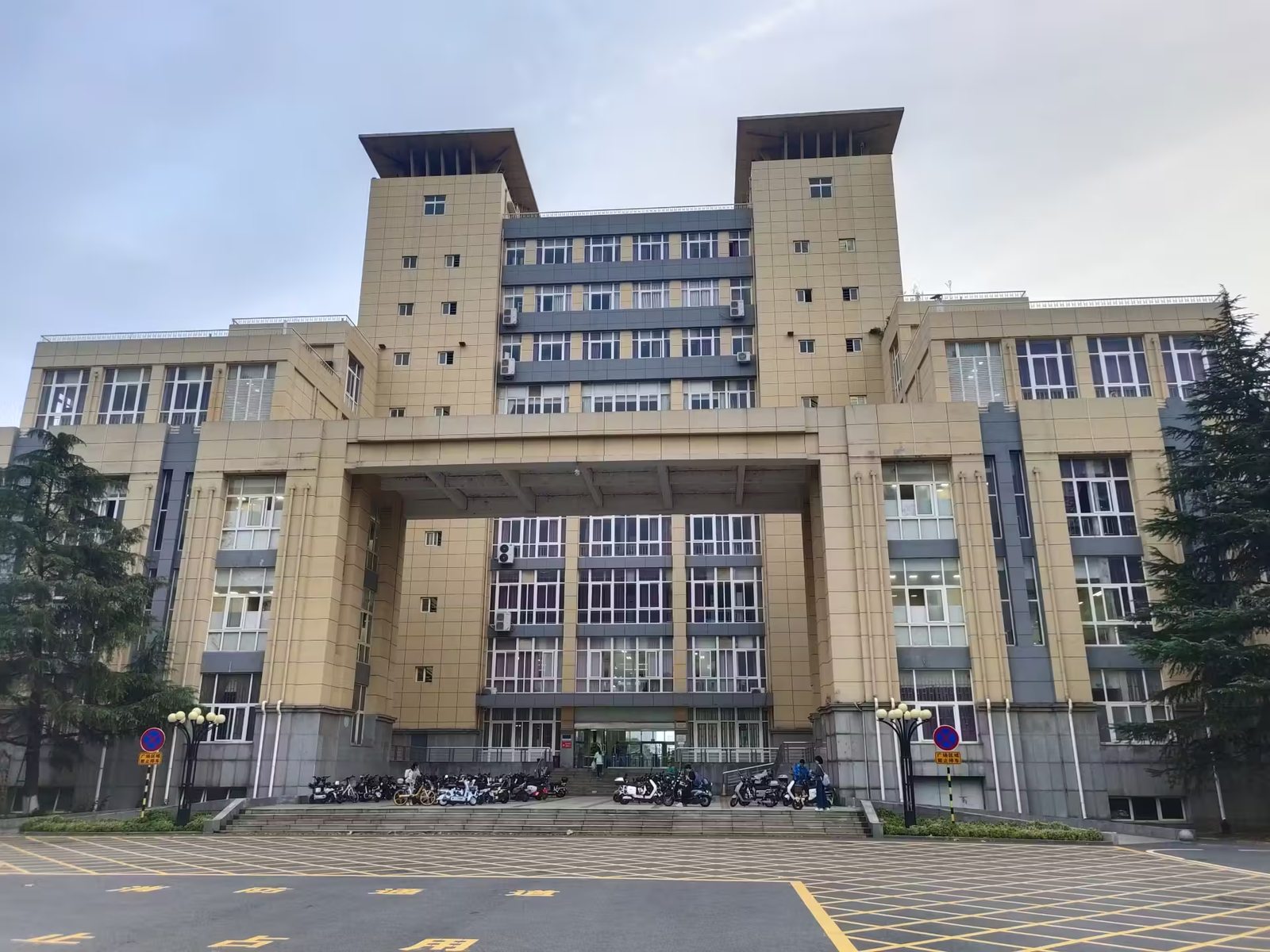 Jianghan University Library Entrance