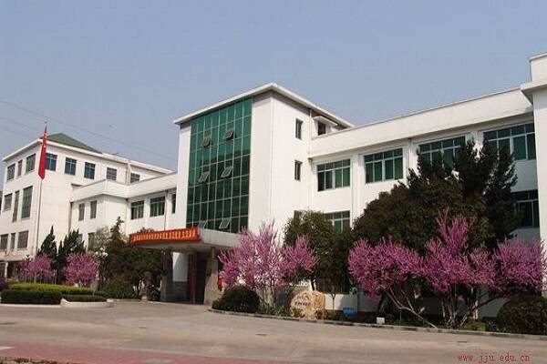 Jiujiang University campus academic building