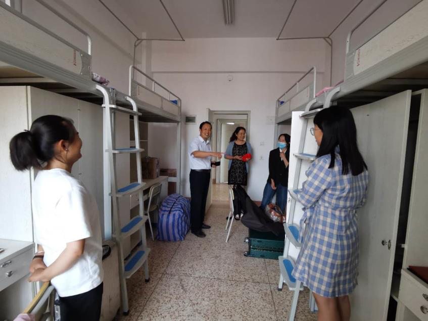 Postgraduate student dormitory welcome check at Kunming Medical University