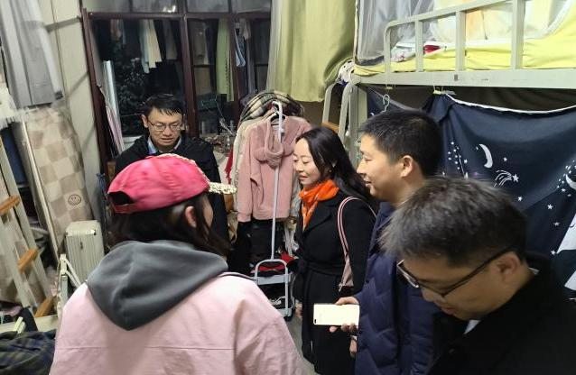 Dormitory Visit by University Leaders at Kunming University of Science and Technology