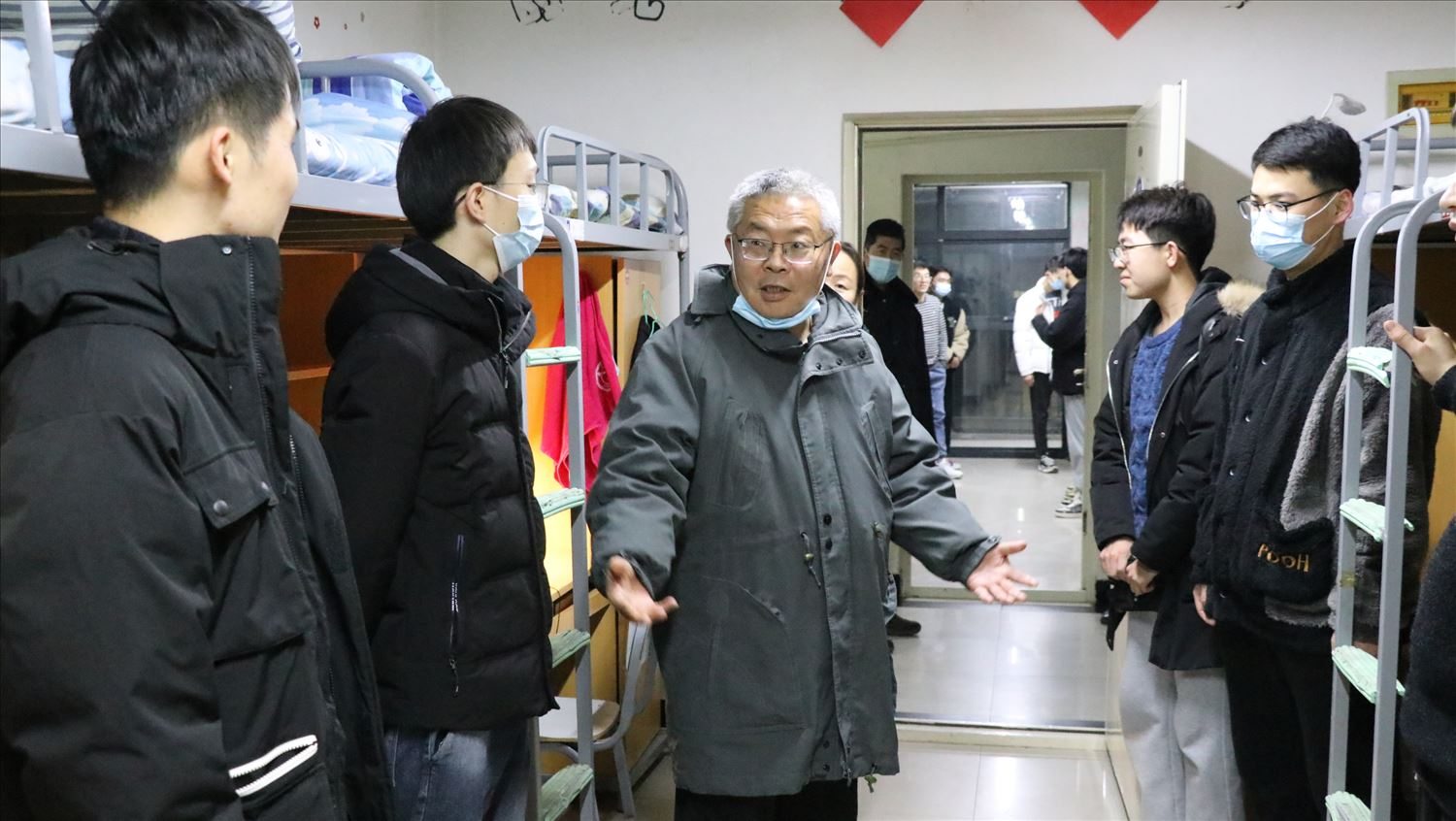 Dormitory Visit by Deputy Party Secretary Zhu Jianhua at Ningxia Medical University