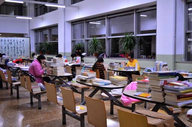 Late-Night Study at Shandong University