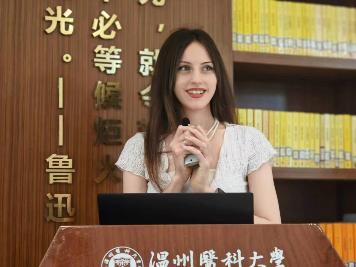 Visiting medical student speaking at Wenzhou Medical University International Summer School