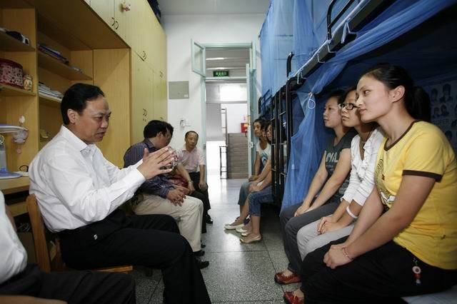 Dormitory Visit by Party Secretary Chen Zhanglong at Yangzhou University
